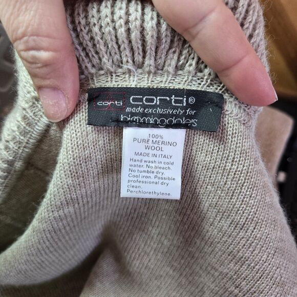 Corti Bloomingdales 100% Pure Merino Wool Hook & Eye Shawl Tan S/M Made In Italy - Picture 3 of 6